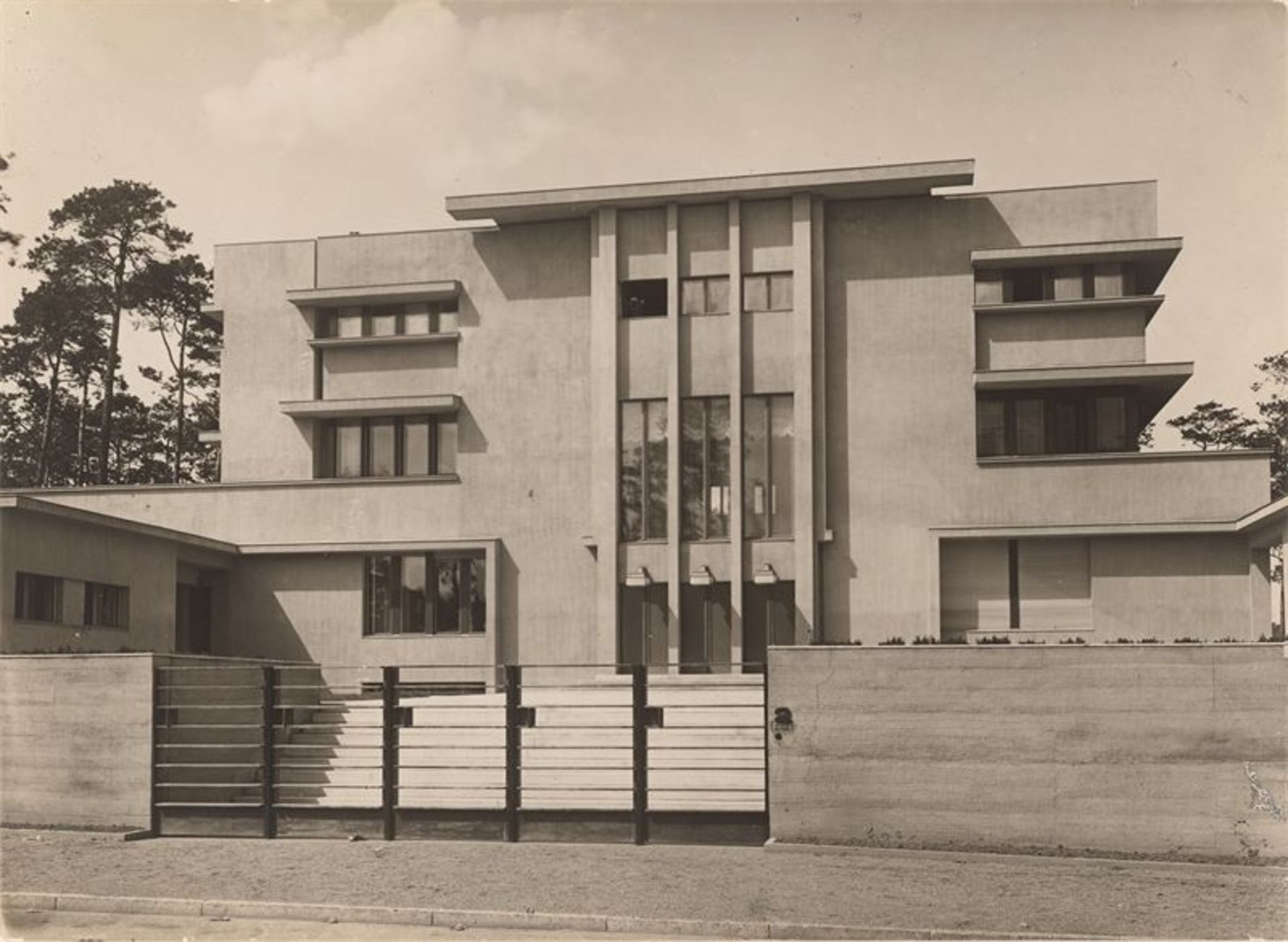 Continental Photo ()Villa Goldstein, Berlin-Westend (1922–24). Straßenansicht frontal und von