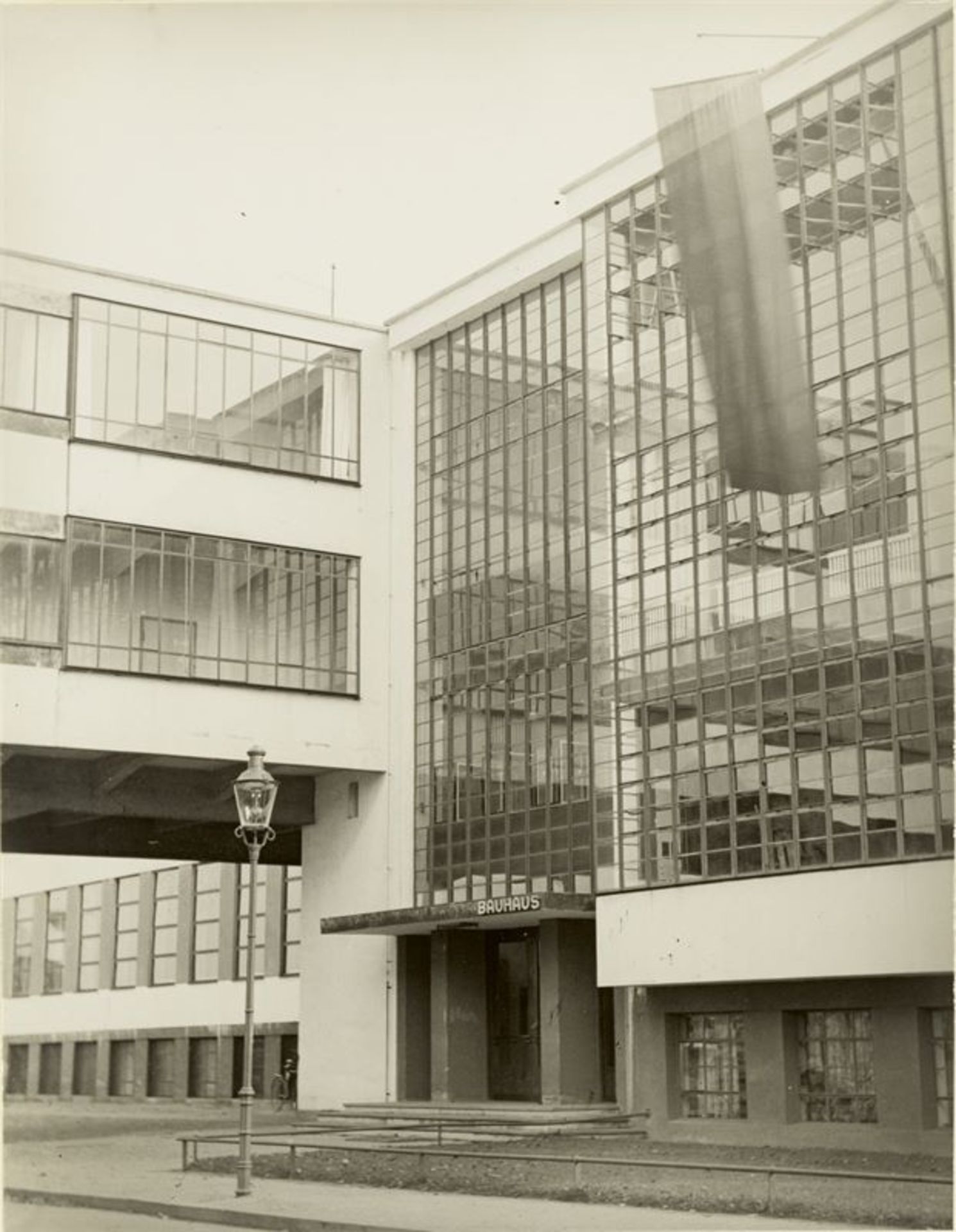 Iwao Yamawaki (Nagasaki 1898 – 1987 Tokio)Bauhaus Dessau. Architekt: Walter Gropius. 1930Späterer
