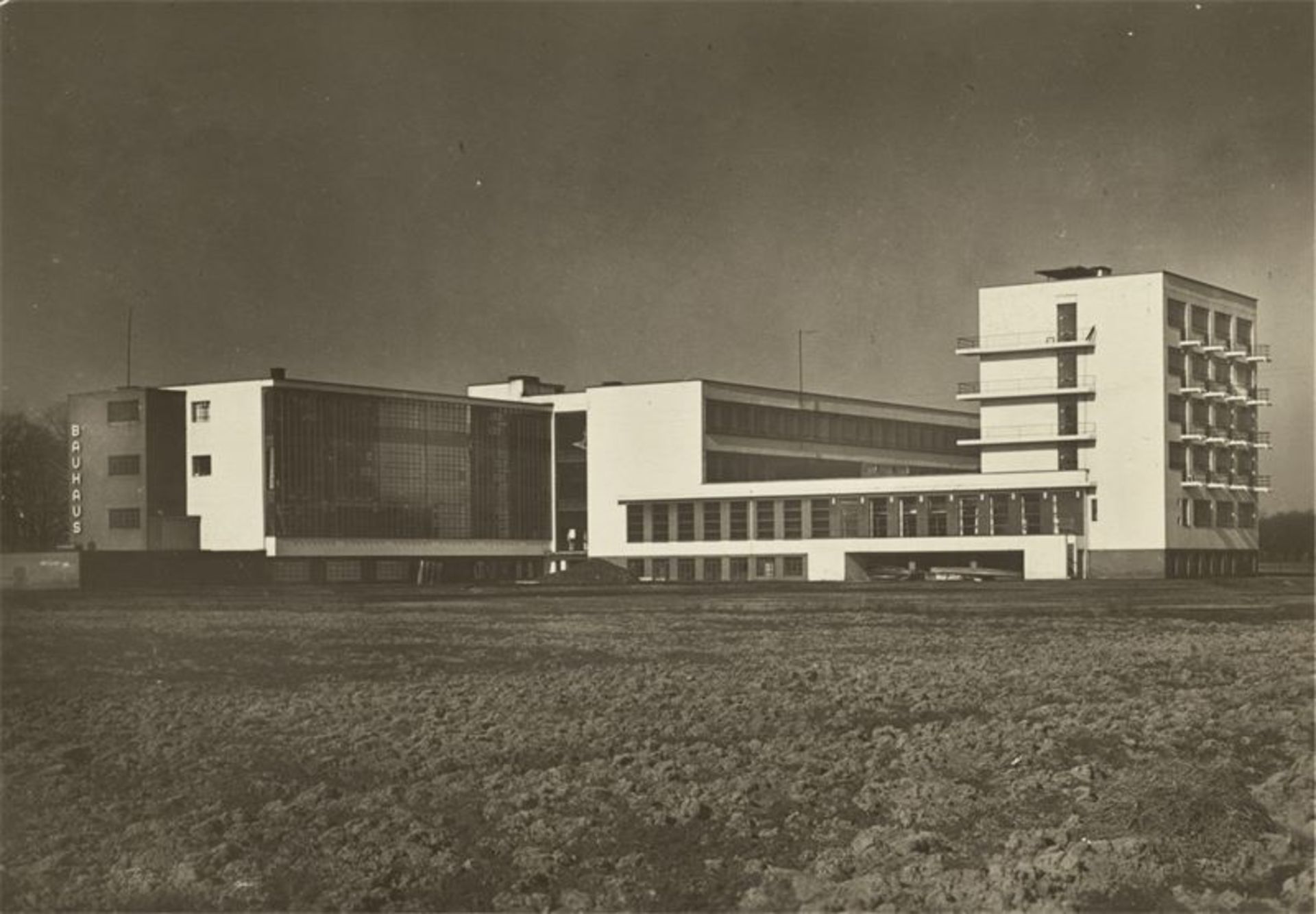 Lucia Moholy (d.i. Lucia Schulz) (Prag 1899 – 1989 Zollikon)Bauhaus Dessau von Südosten.