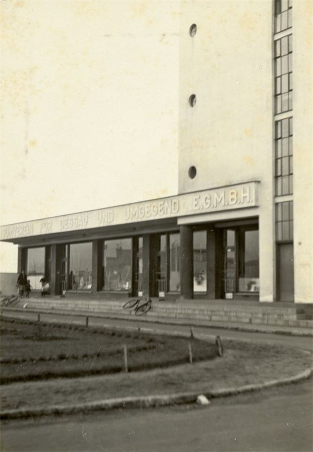 Iwao Yamawaki (Nagasaki 1898 – 1987 Tokio)„Konsumverein für Siedlung Dessau-Törten“ (1928).