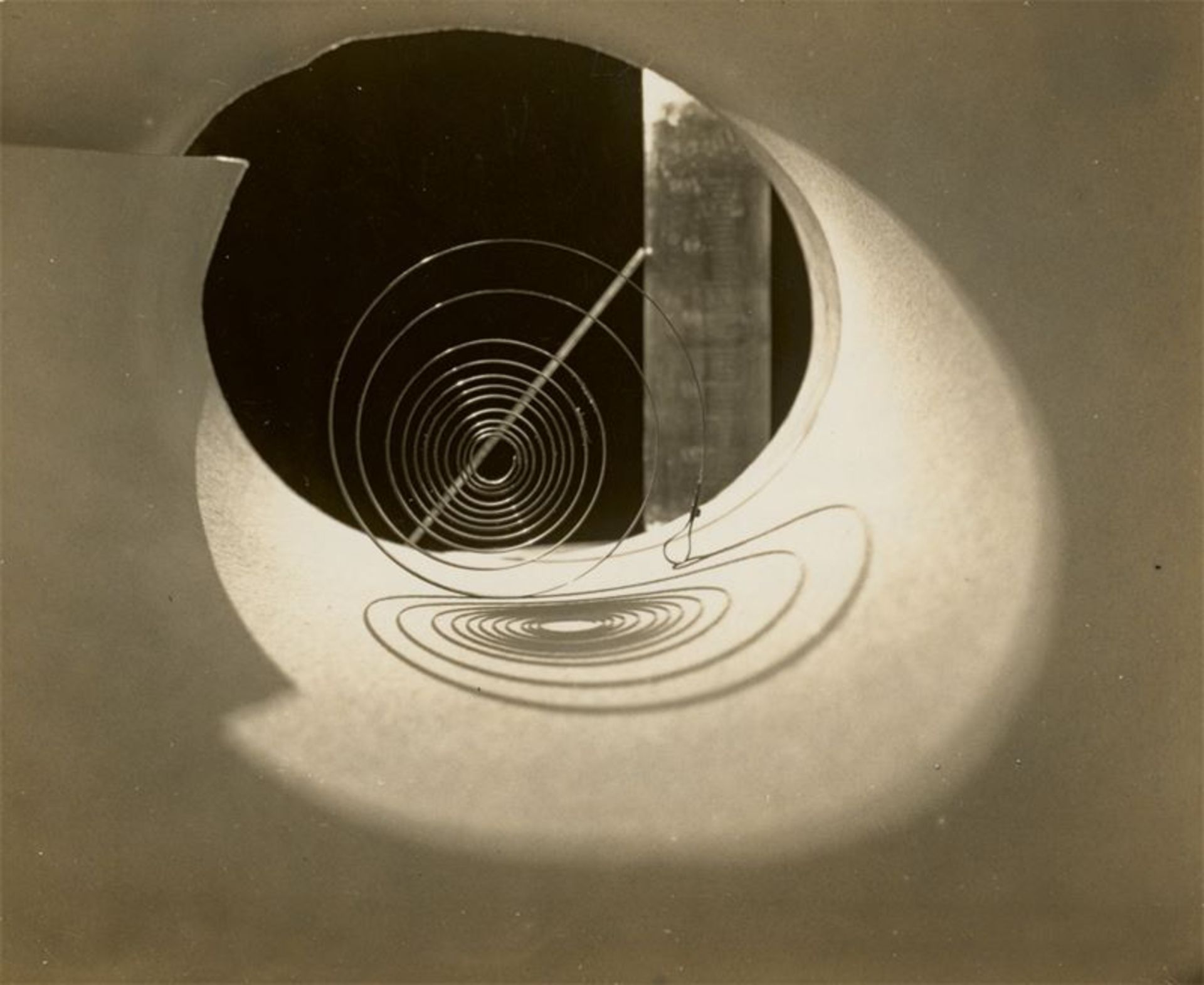 Ewald Hoinkis (Görlitz 1897 – 1960 Bühl)Spiralen I. 1928Vintage. Silbergelatineabzug. 8,3 × 10,2