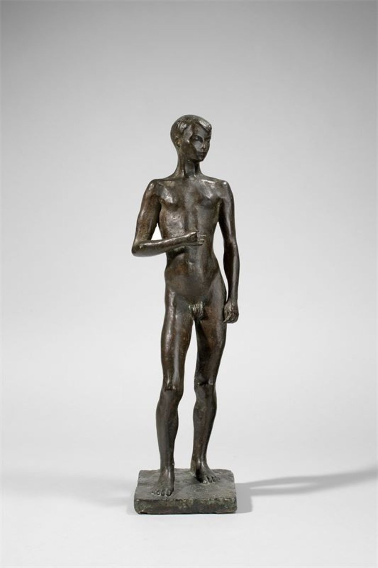 Ruthild Hahne (1910 – Berlin – 2001)Stehender Junge. Bronze mit schwarzbrauner Patina. Höhe: 57,5 cm