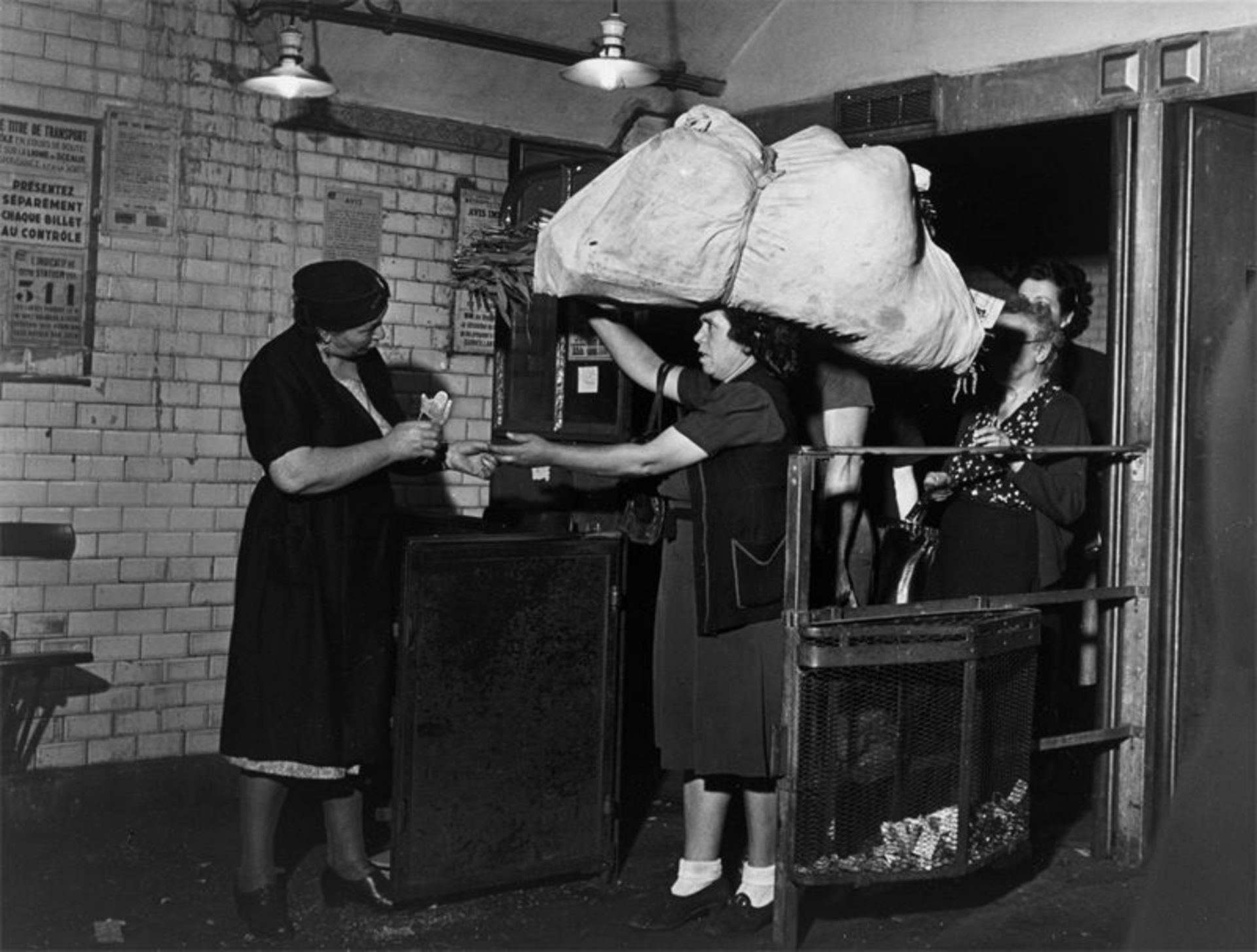 Robert Doisneau (Gentilly 1912 – 1994 Paris)„Métro 'Les Halles'“. 1944Silbergelatineabzug, 1977.