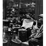 Robert Doisneau (Gentilly 1912 – 1994 Paris)„Le Déjeuner Rue du Temple“. 1953Silbergelatineabzug,