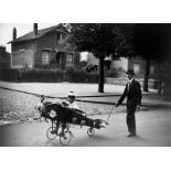 Robert Doisneau (Gentilly 1912 – 1994 Paris)„L'Aéroplane de Papa“. 1934Silbergelatineabzug, 1977.