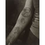 Robert Doisneau (Gentilly 1912 – 1994 Paris)Tattoo. 1950Vintage. Silbergelatineabzug. 23,8 × 18,1 cm