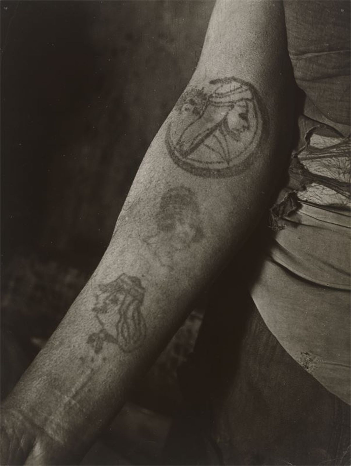 Robert Doisneau (Gentilly 1912 – 1994 Paris)Tattoo. 1950Vintage. Silbergelatineabzug. 23,8 × 18,1 cm