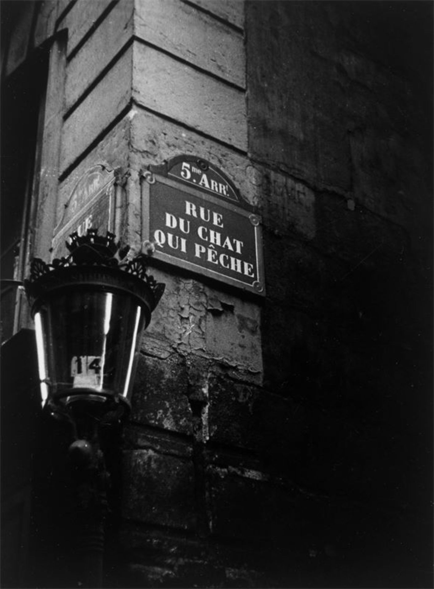 Robert Doisneau (Gentilly 1912 – 1994 Paris)Paris la nuit. Rue du chat qui pêche. 1950Früher