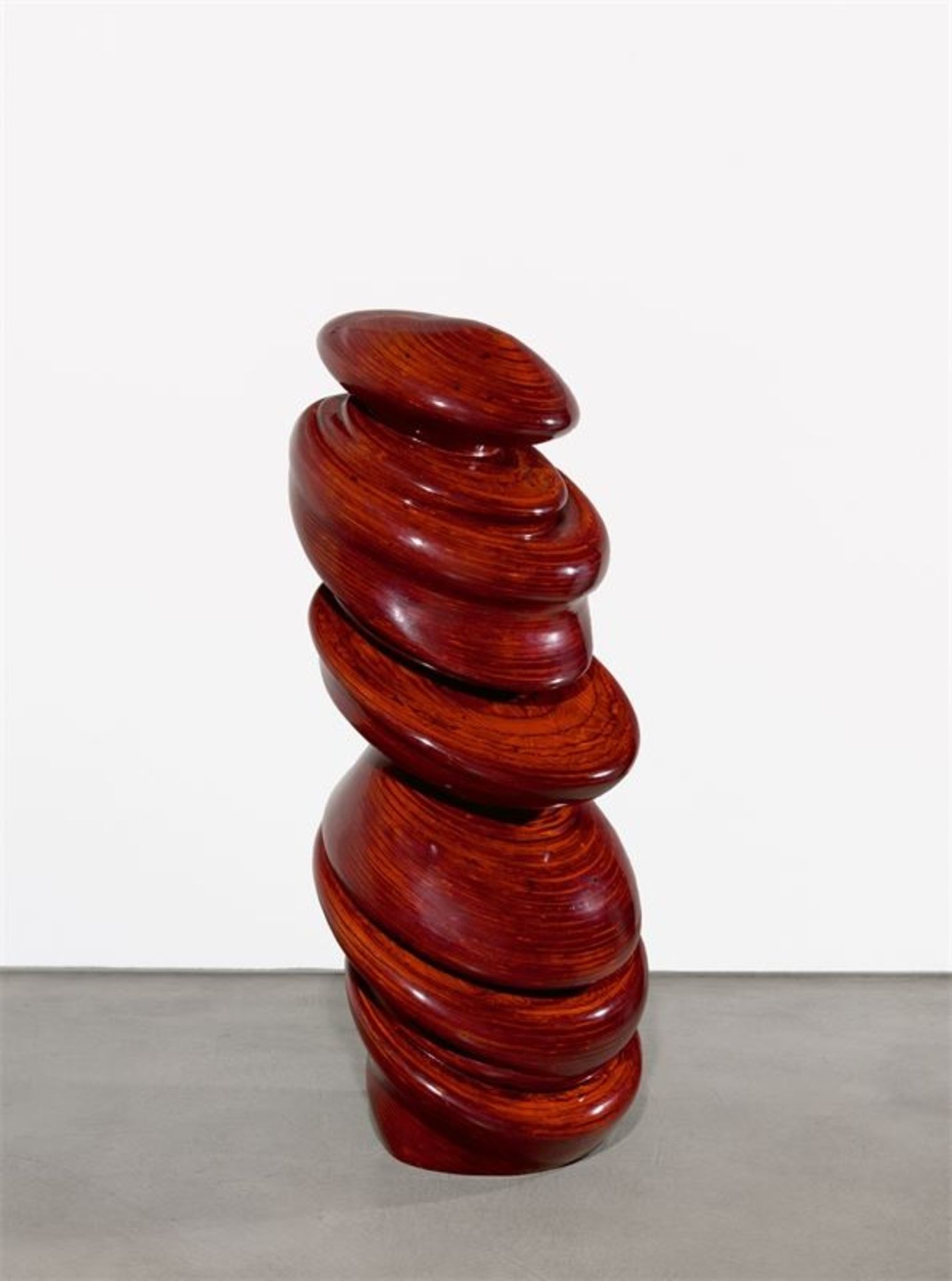 Tony Cragg (Liverpool 1949 – lebt in Wuppertal)Finnish Totem. 2001Kerto-Holz, mit rotem Chinalack