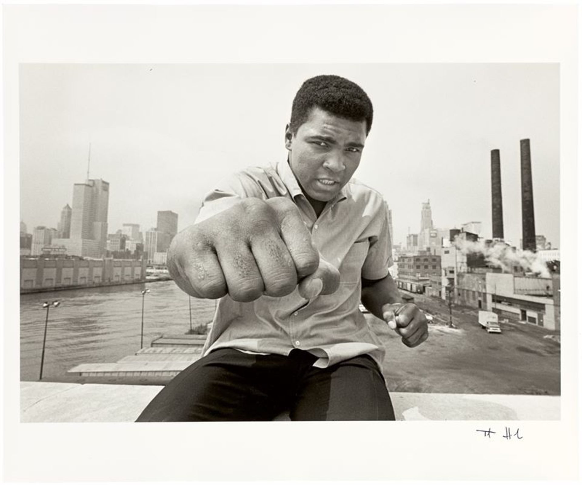 Thomas Hoepker (München 1936 – lebt in New York)„Muhammad Ali on a bridge overlooking the Chicago