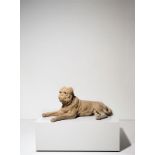 Englisch ()Liegende Englische Bulldogge. Ende des 19. JahrhundertsTerrakotta; Glas. 31 × 78 × 28