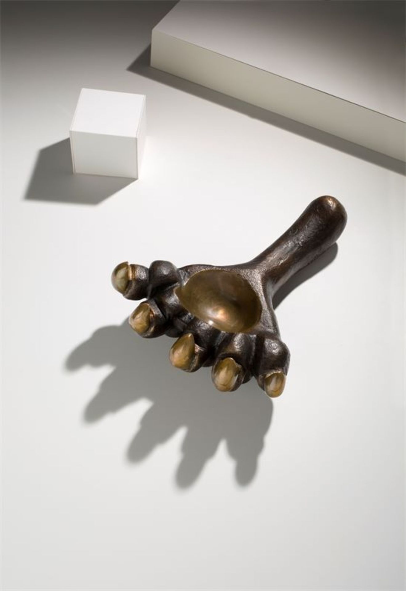 Louise Bourgeois (Paris 1911 – 2010 New York)„Give or Take III“. 1993Bronze mit goldbrauner