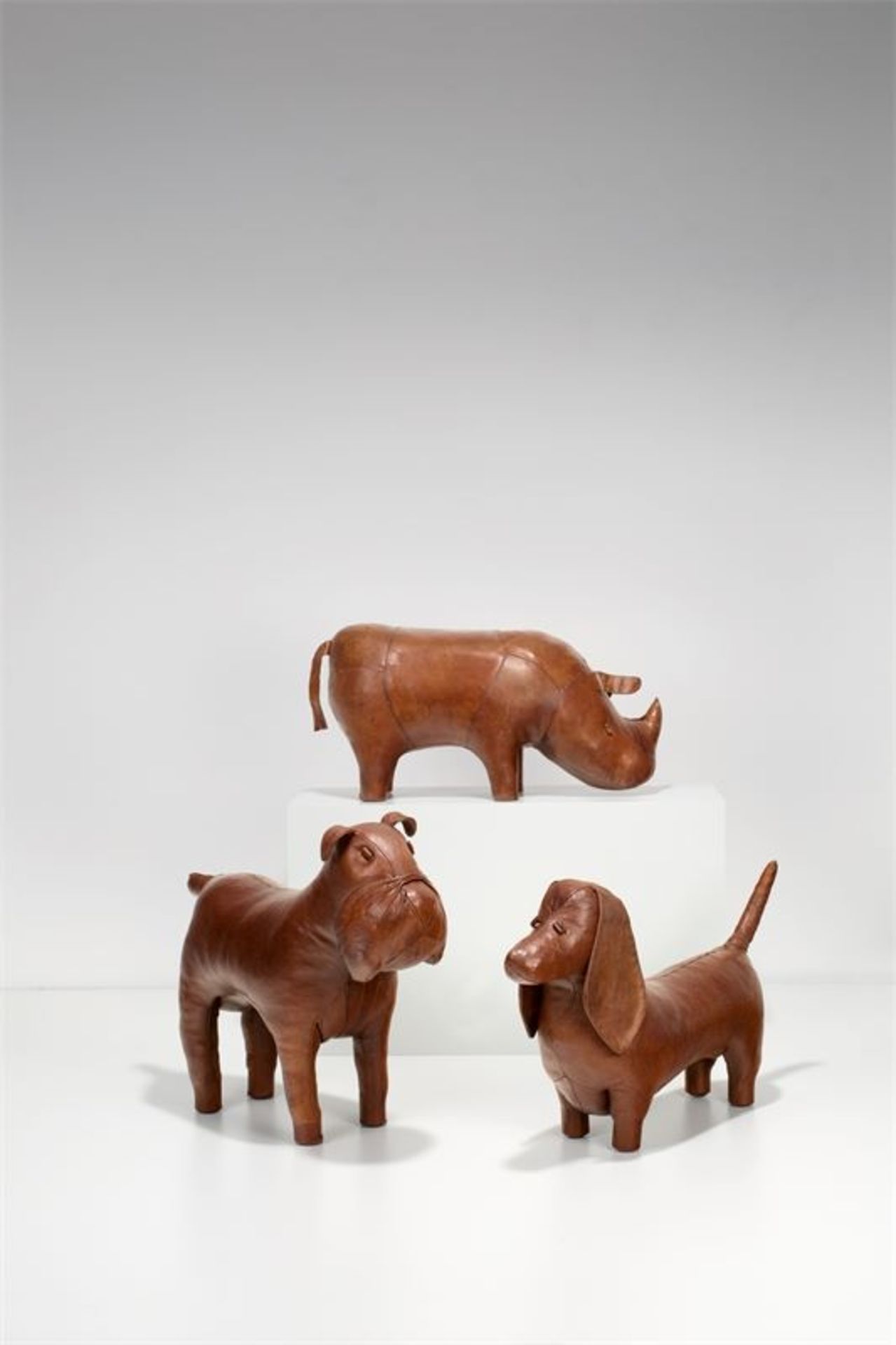 Dimitri Omersa (Serbien 1927 – 1975 Lincolnshire)Fußhocker: „Bulldog“, „Rhinoceros“ und „Dachshund“.