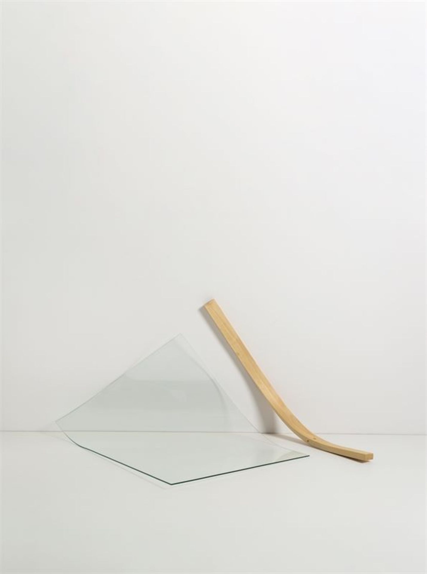 Alicja Kwade (Kattowitz 1979 – lebt in Berlin)„Ungeklärter Zustand“. 2010Glas und Holz. 100 ×