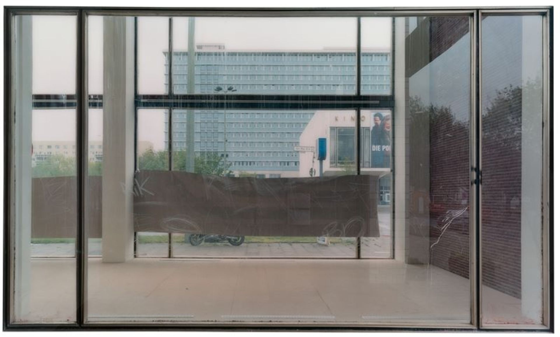 Sabine Hornig (Pforzheim 1964 – Berlin)Ohne Titel (Karl-Marx-Allee). 2002C-Print hinter Acrylglas.