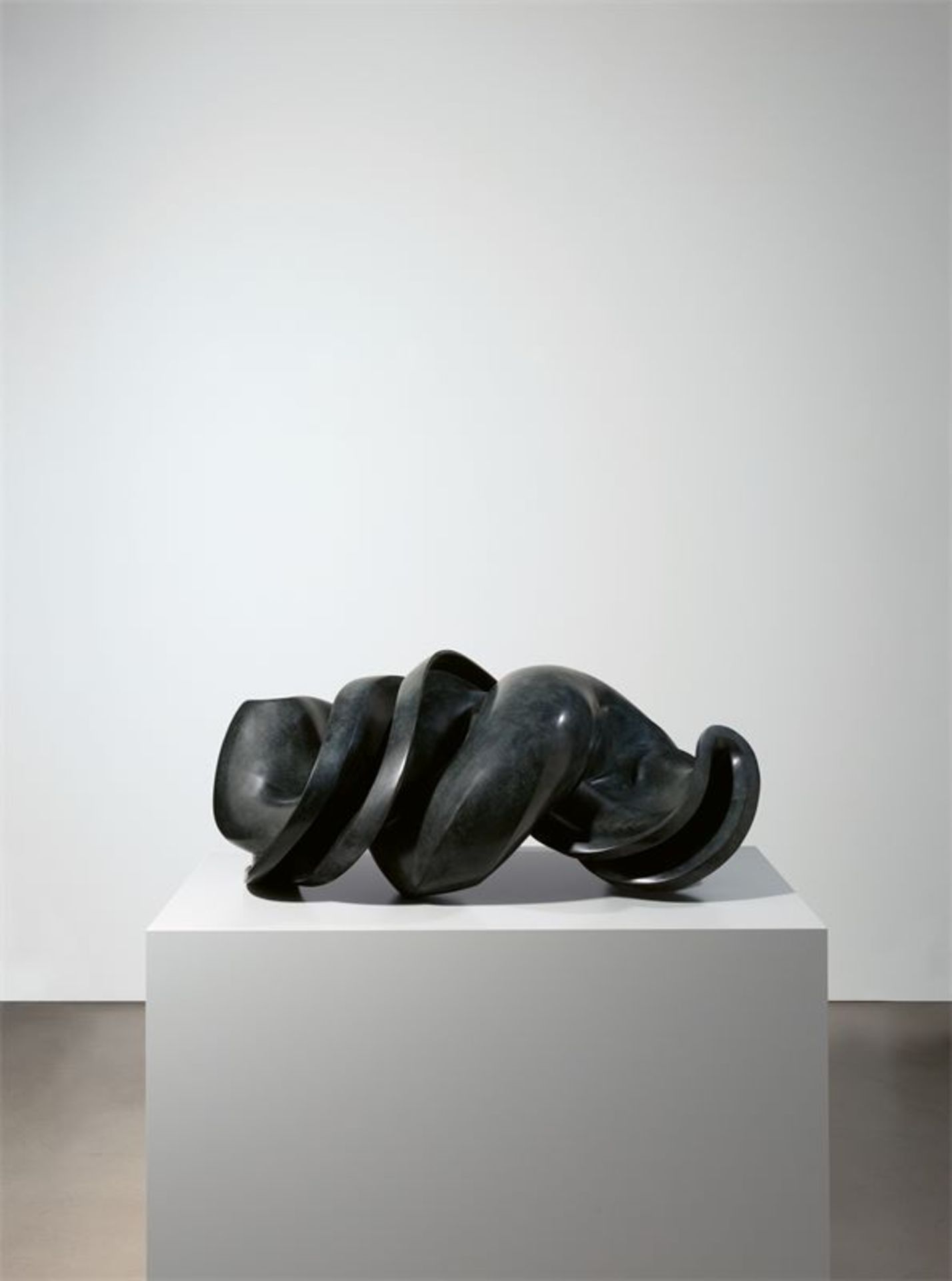 Tony Cragg (Liverpool 1949 – lebt in Wuppertal)Dingle. 1998Bronze mit schwarzer Patina. 42 × 100 ×