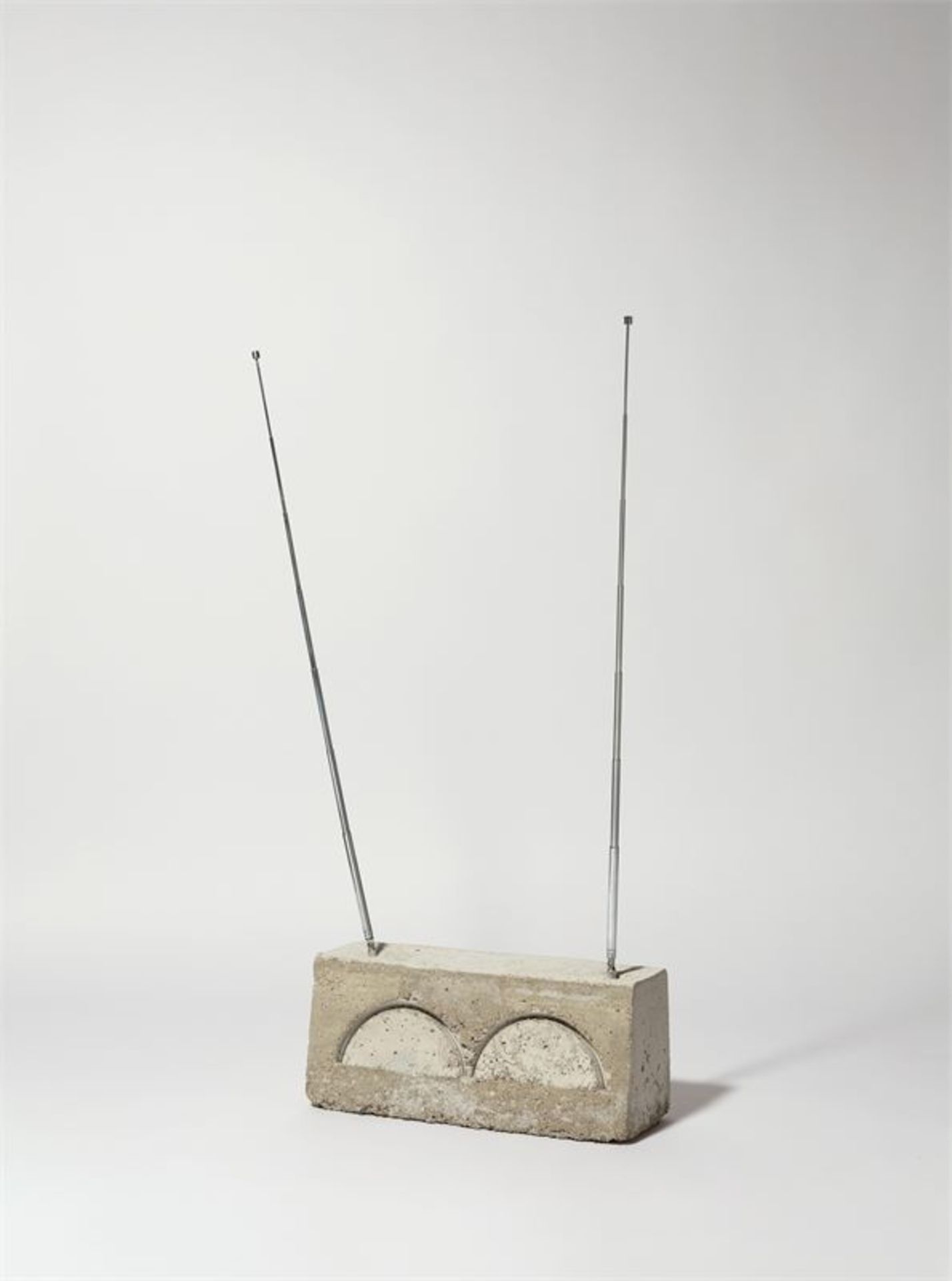 Isa Genzken (Bad Oldesloe 1948 – lebt in Berlin)„Weltempfänger“. Betonskulptur mit zwei Antennen. 60