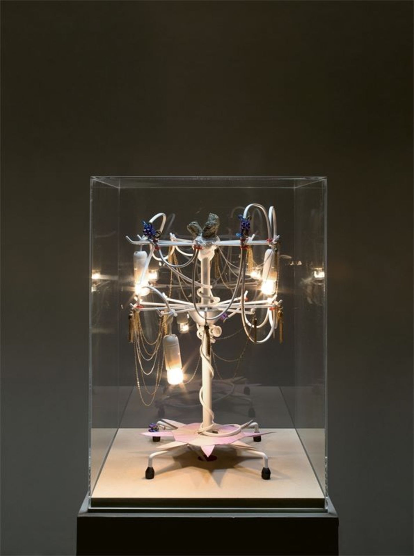 Haegue Yang (Seoul (Südkorea) 1971 – Berlin)„Jewel-wish Table Light“. 2010Schmuckständer, Kette,