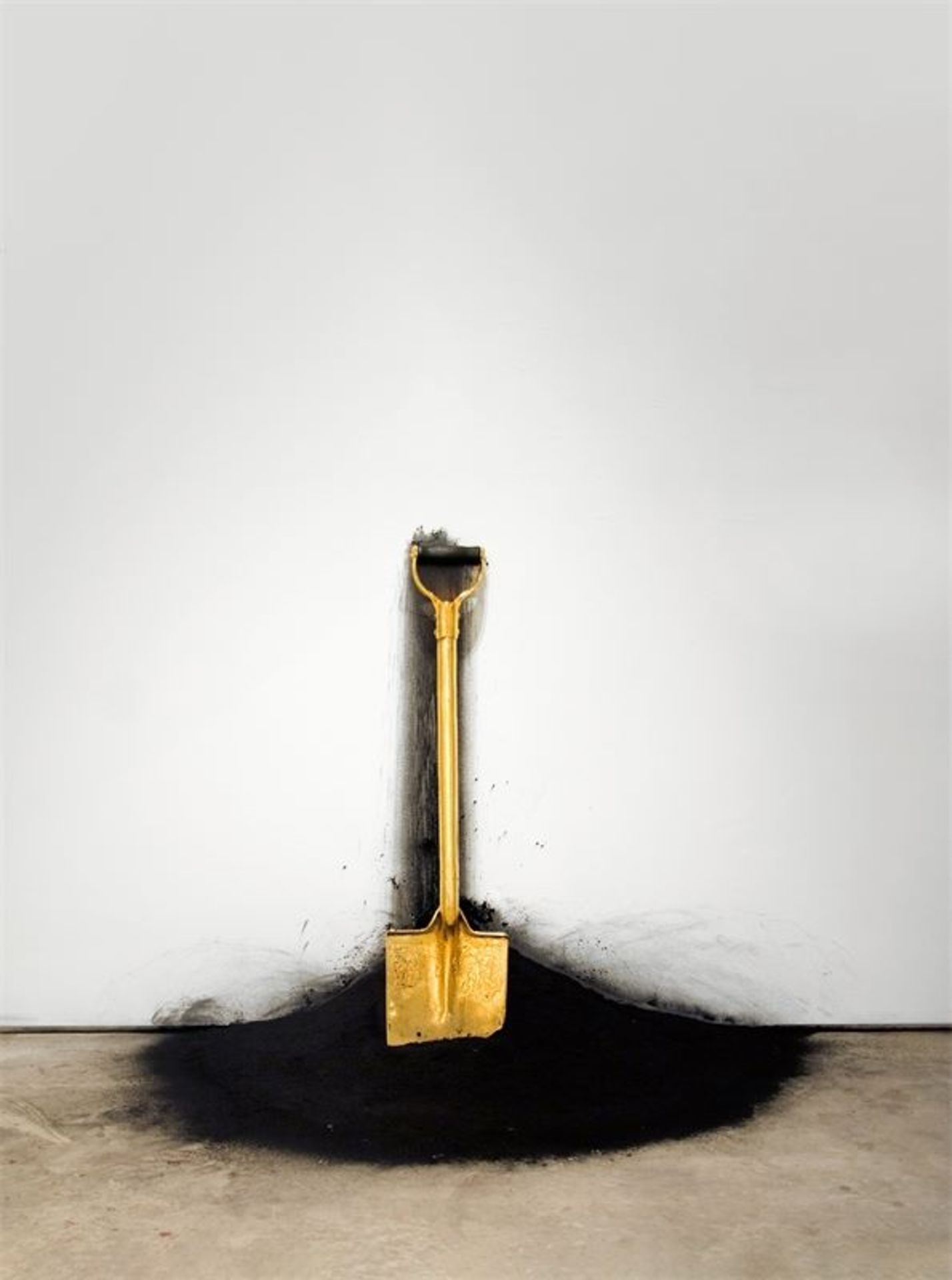 Robin Rhode (Kapstadt 1976 – lebt in Berlin)„Spade“. 2007Vergoldete Bronze, Holz. Spaten: 87 × 20,