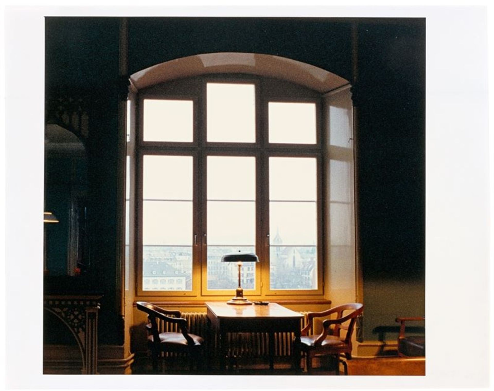 Candida Höfer (Eberswalde 1944 – lebt in Köln)„Lesegesellschaft Basel I 1994“. 1999C-Print. 38,5 ×