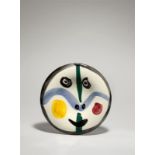 Pablo Picasso (Málaga 1881 – 1973 Mougins)„Visage no. 0“. 1963Runder Teller, weißer Ton, mit