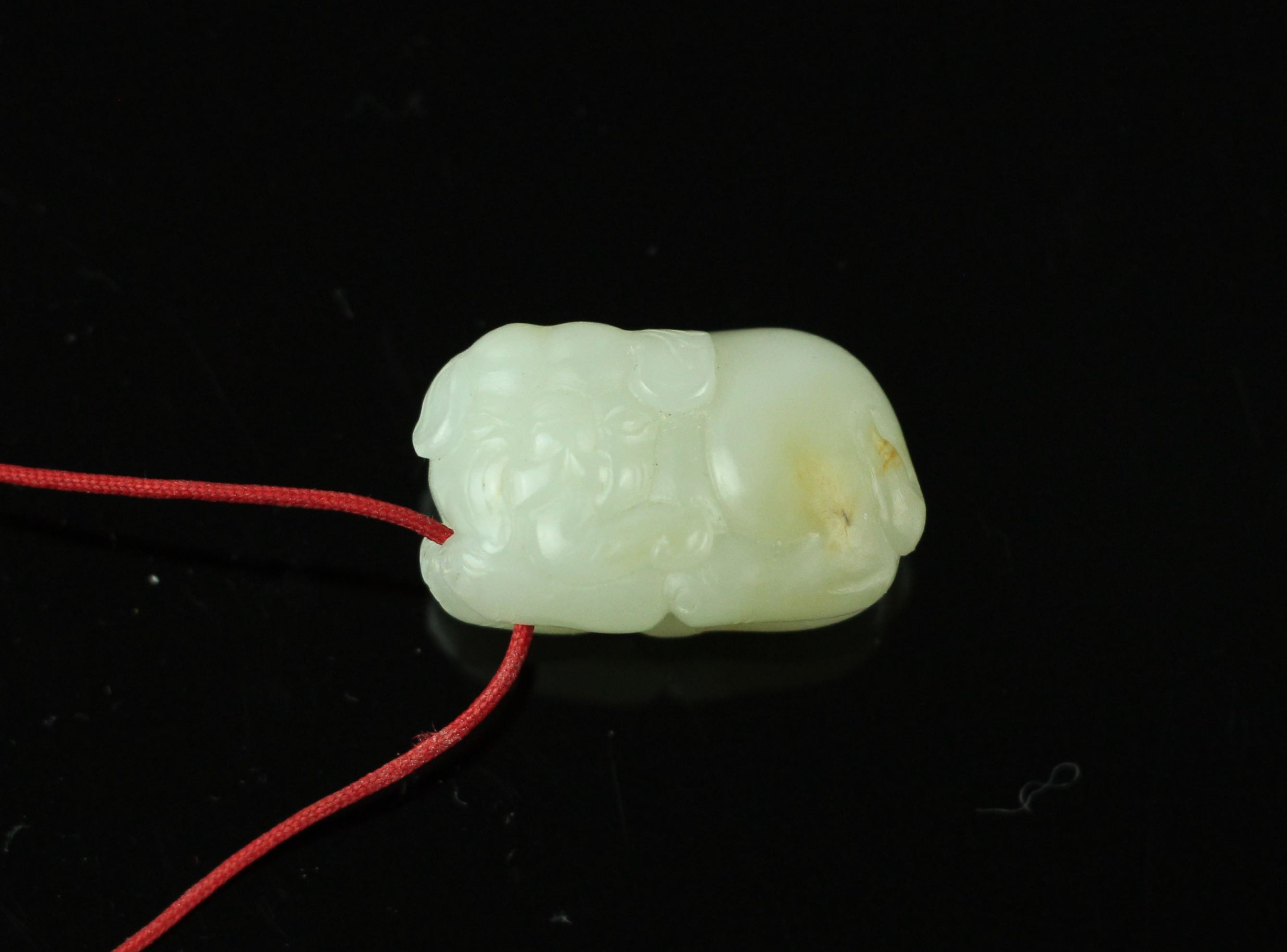 A WHITE HETIAN JADE ELEPHANT PENDANT