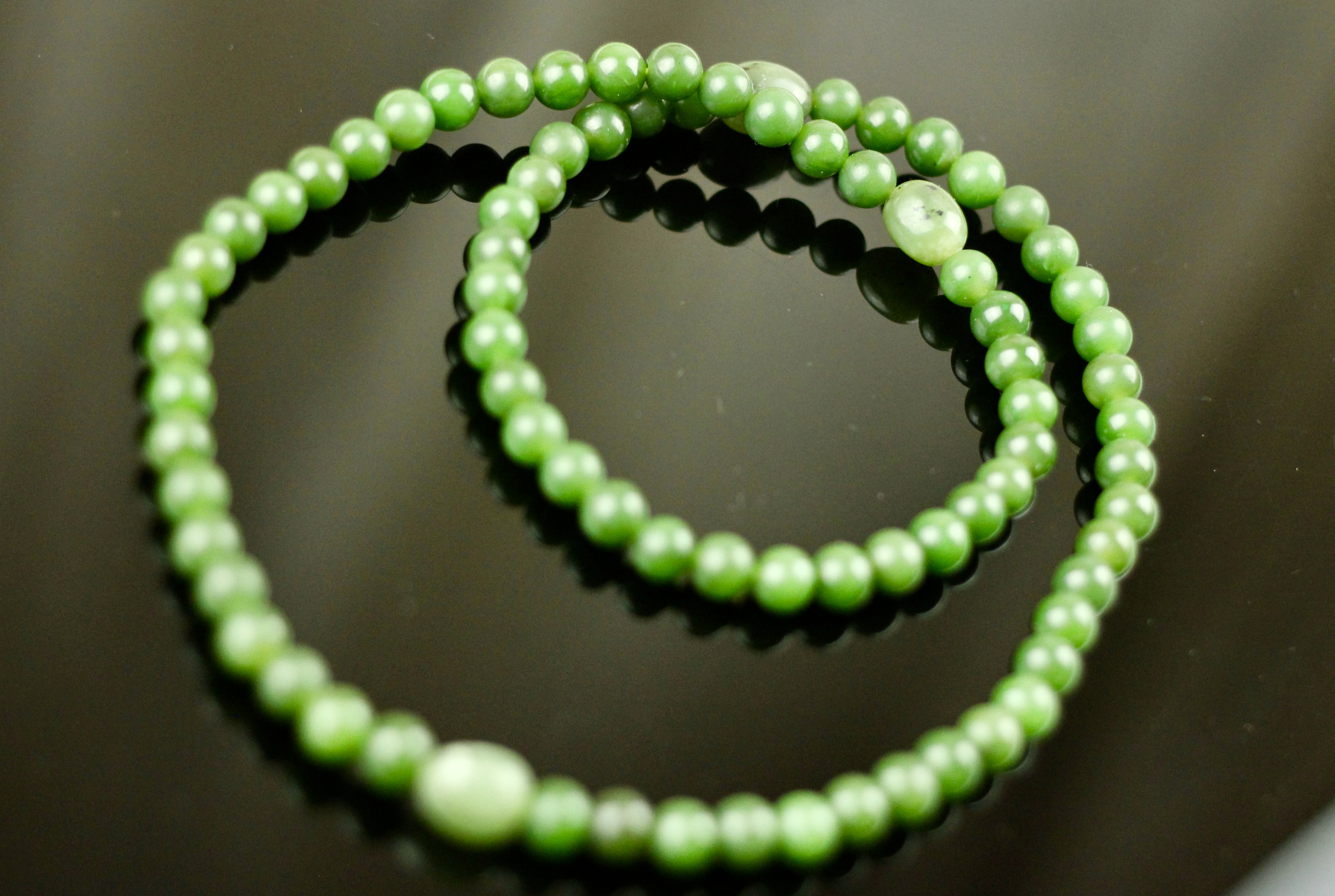 A MARVELLOUS GREEN JADE NECKLACE