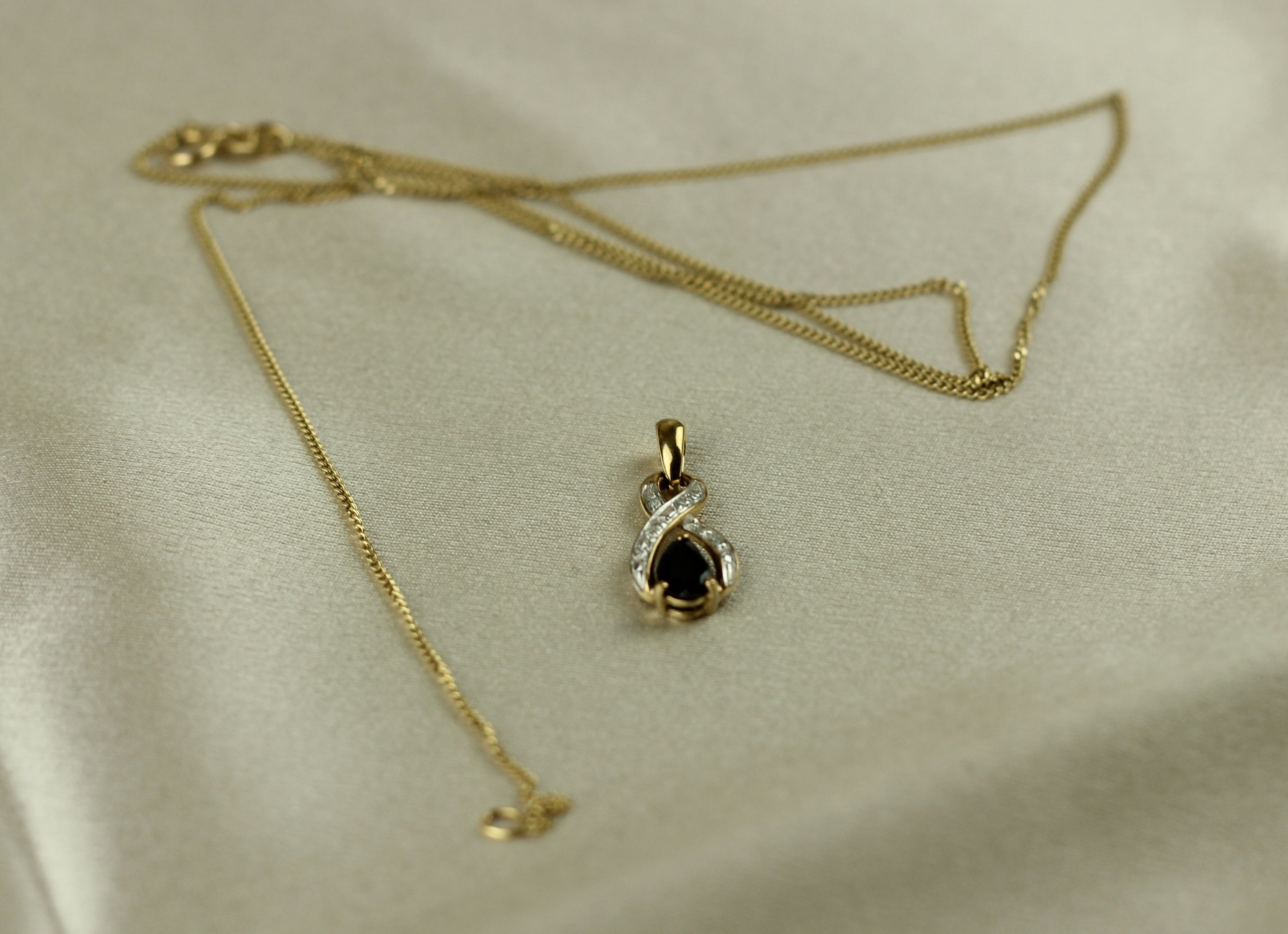 A Diamond and Sapphire PENDANT with yellow gold Chain - Image 2 of 2