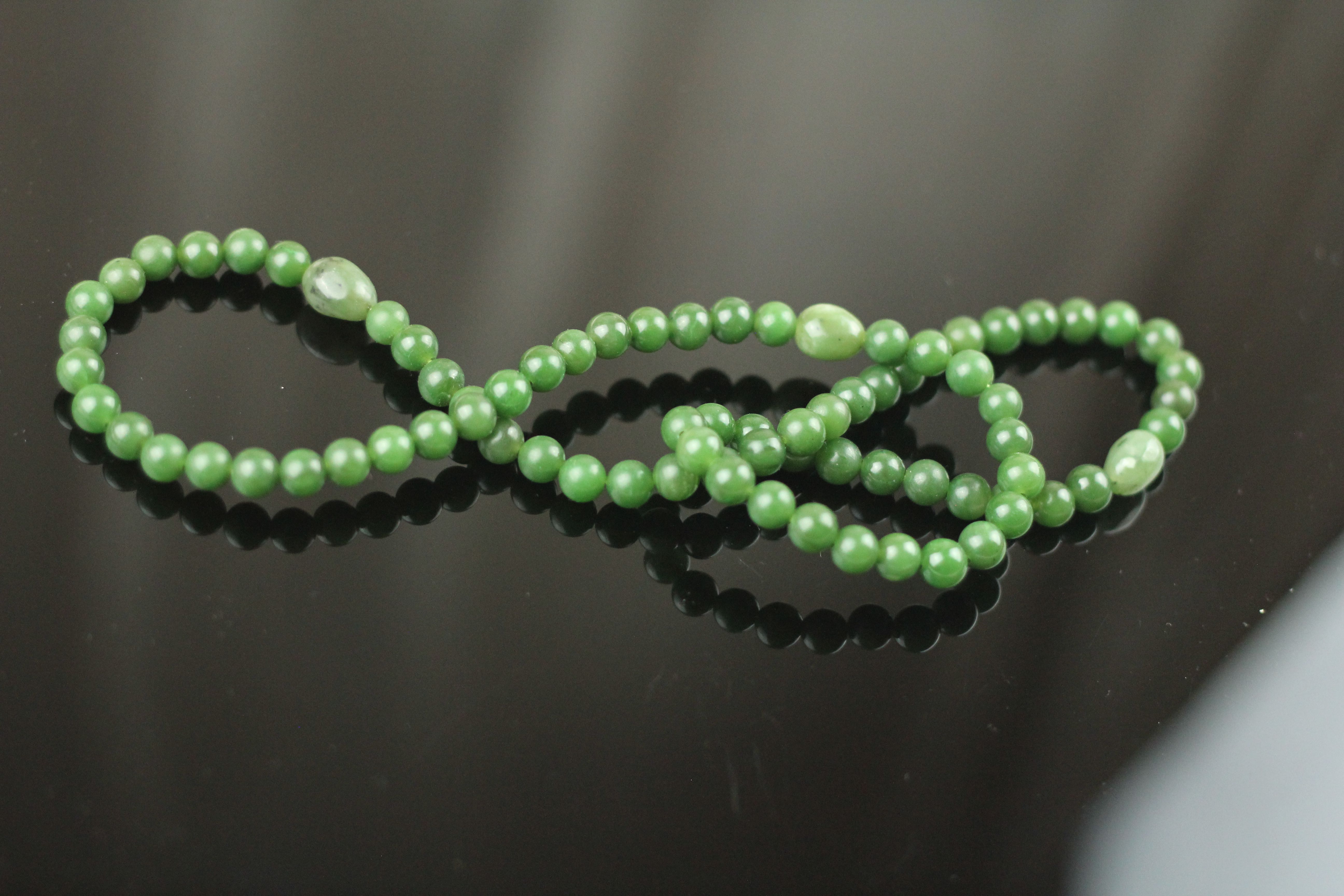 A MARVELLOUS GREEN JADE NECKLACE - Image 2 of 2