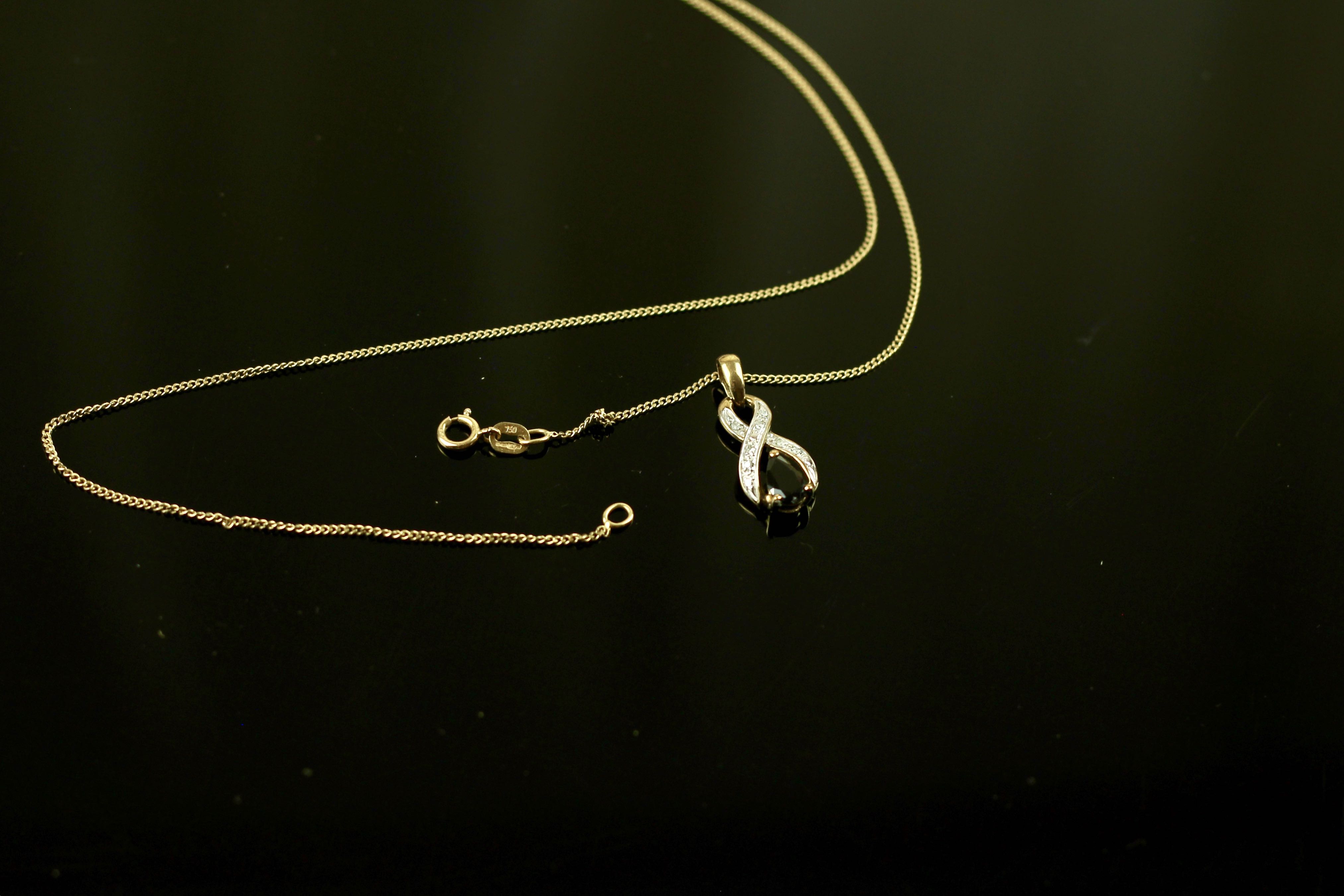 A Diamond and Sapphire PENDANT with yellow gold Chain