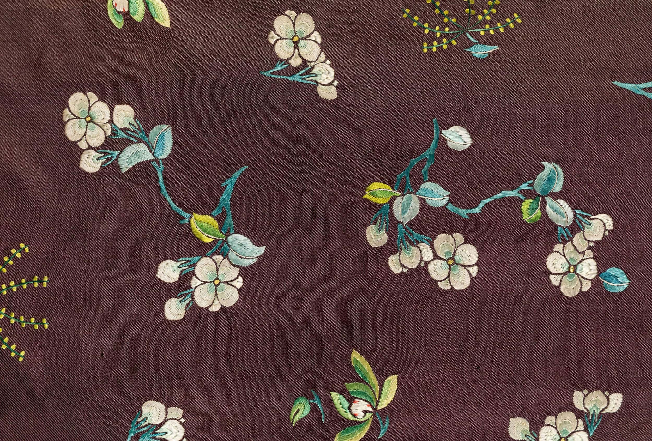 AN AUBERGINE SILK INFORMAL LADY'S ROBE, CHINA, 19TH CENTURY - Bild 5 aus 5