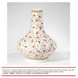 **A FAMILLE ROSE PORCELAIN 'HUNDRED BATS' VASE,