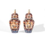 A PAIR OF IMARI PORCELAIN VASES AND COVERS, JAPAN, 19TH CENTURY (2)