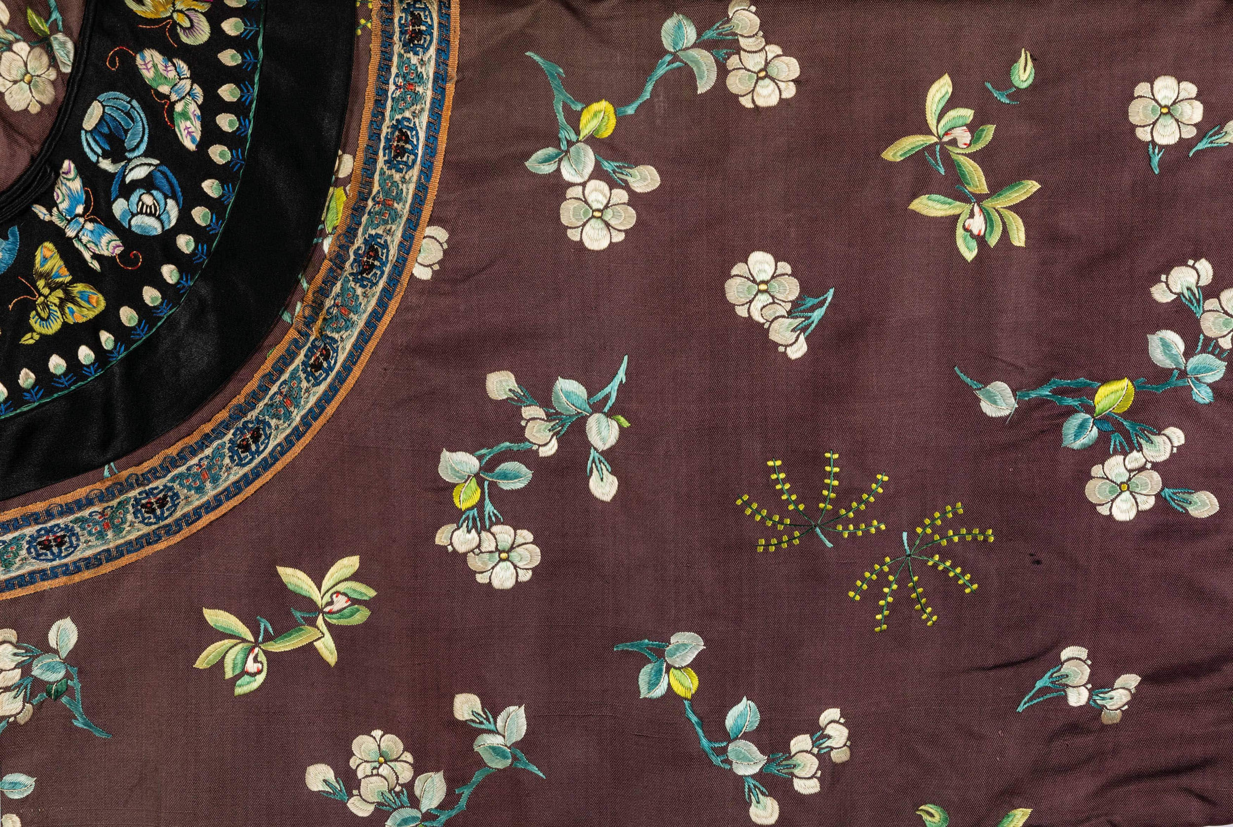 AN AUBERGINE SILK INFORMAL LADY'S ROBE, CHINA, 19TH CENTURY - Bild 3 aus 5