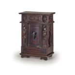 PICCOLA CREDENZA IN LEGNO SCOLPITO E A PATINA SCURA