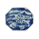 PIATTO DI SERVIZIO IN MAIOLICA BIANCA E BLU, FORNACE LIGURE,