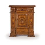 PICCOLA CREDENZA IN LEGNO DI NOCE