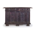 CREDENZA IN LEGNO SCOLPITO E A PATINA SCURA, XX SECOLO