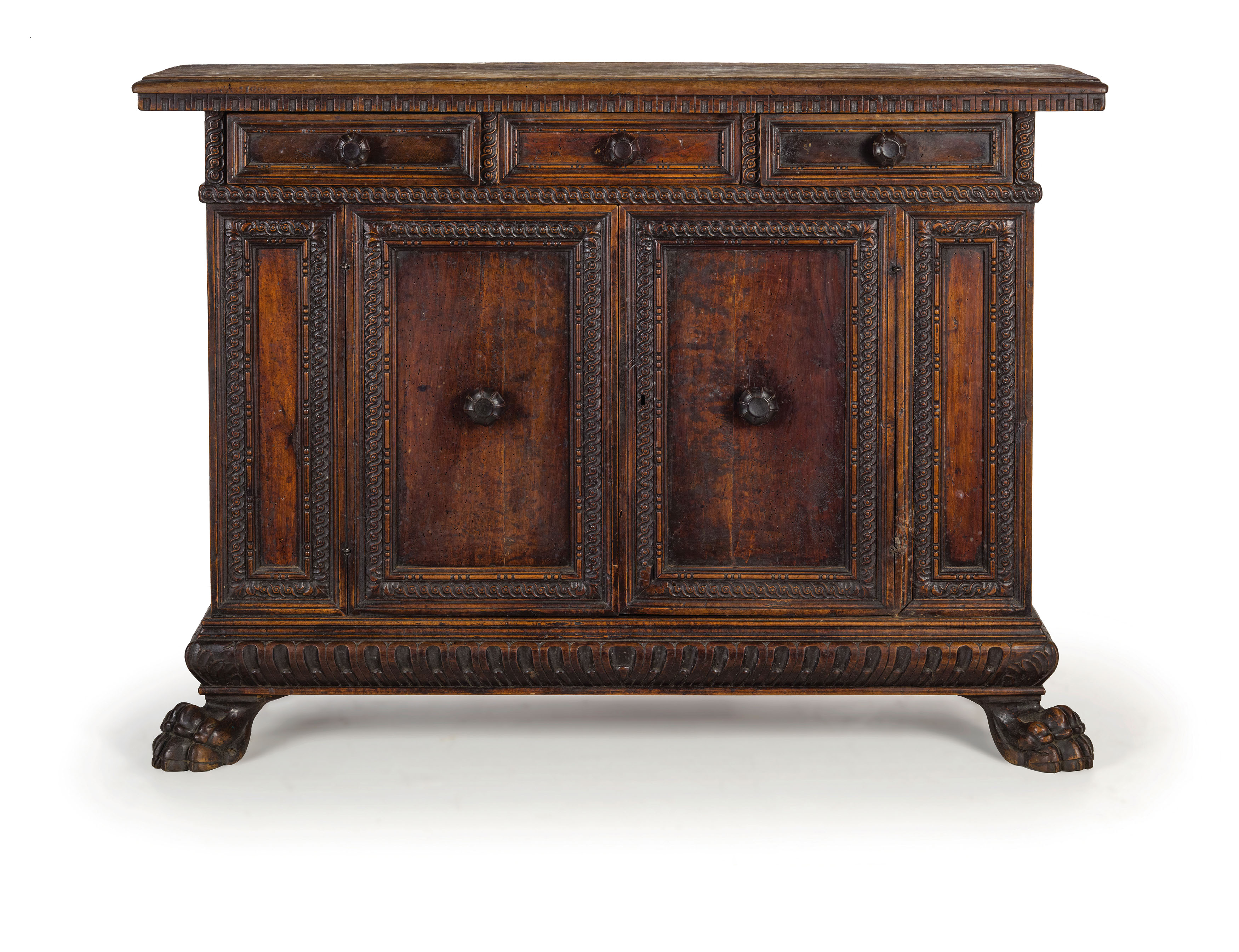 CREDENZA IN LEGNO DI NOCE SCOLPITO, XVII-XVIII SECOLO