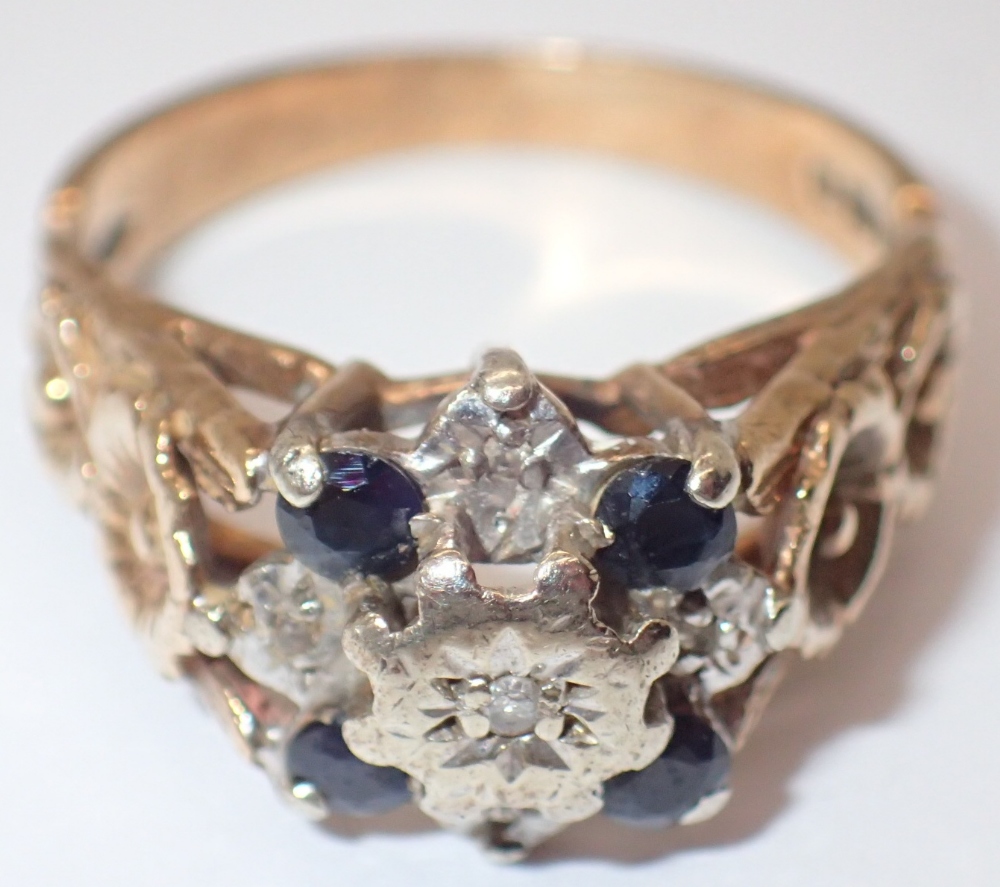 9ct gold ring with blue stones size O 4.