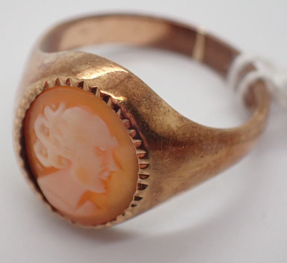 9ct yellow gold cameo set ring size O 3.