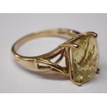 9ct gold topaz set ring size S 3.