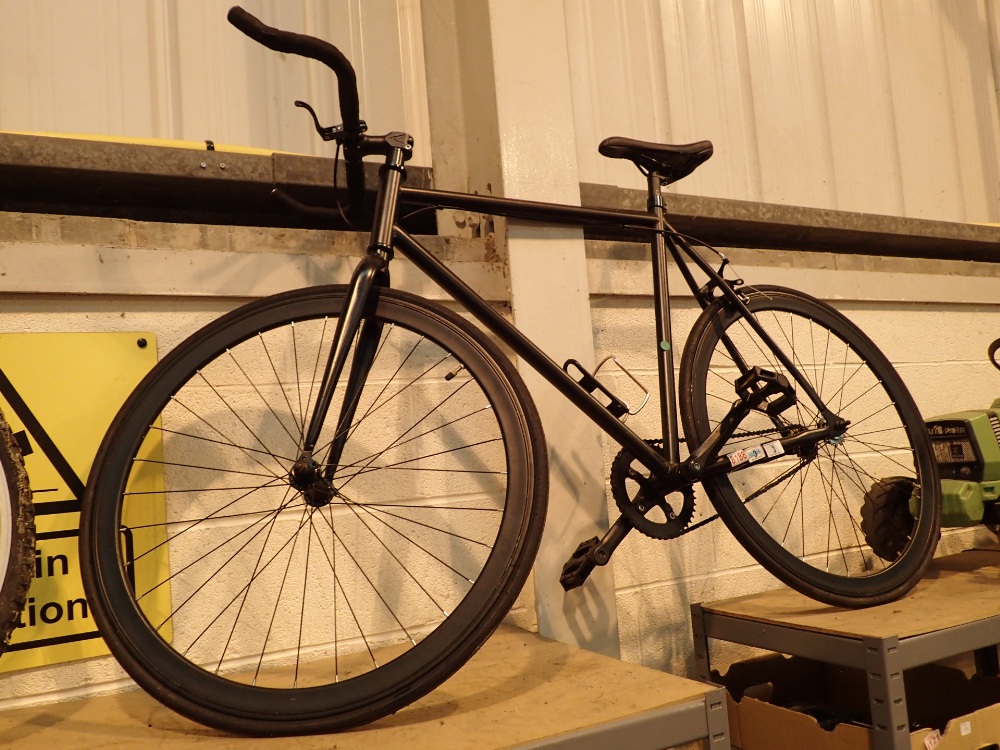 Velodrome track bicycle with single speed and rear brake