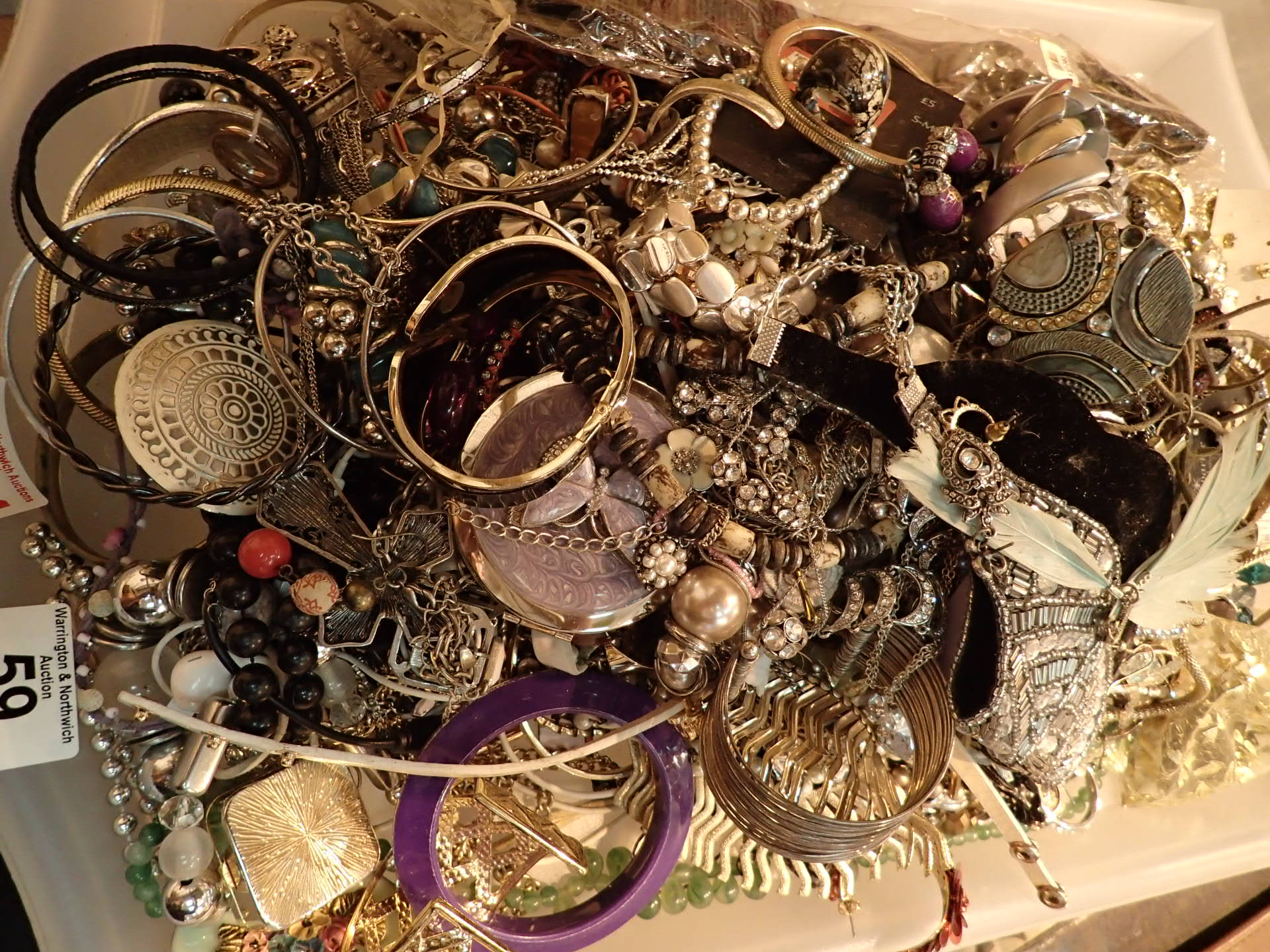 Tray of unsorted costume and fashion jewellery