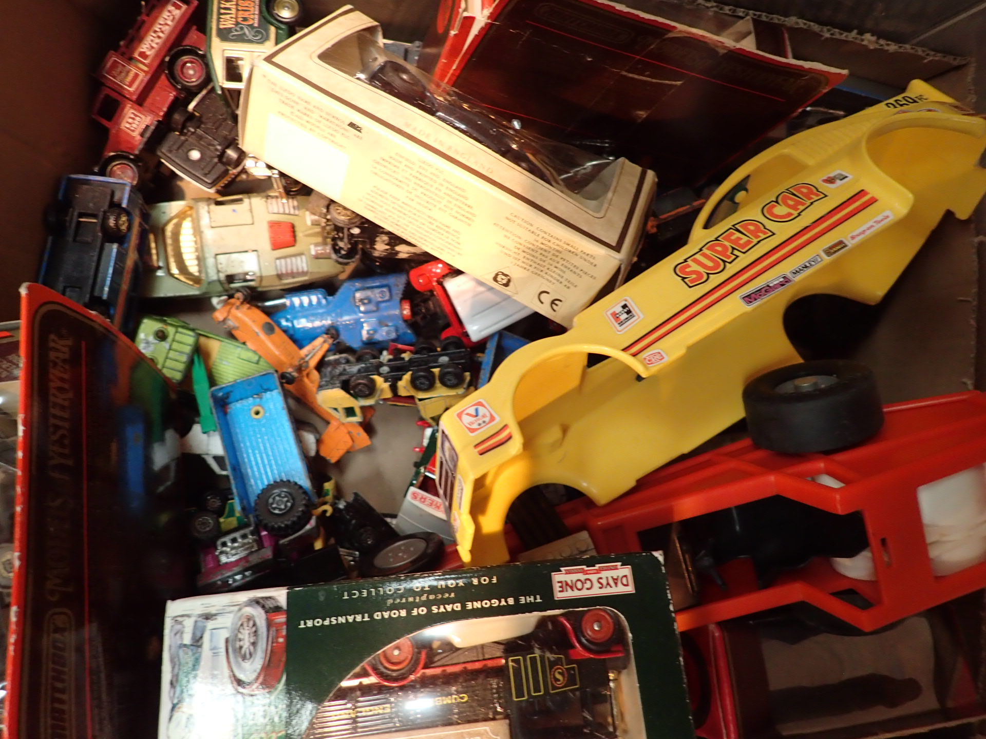 Box of mixed model vehicles including Matchbox Corgi etc mostly playworn