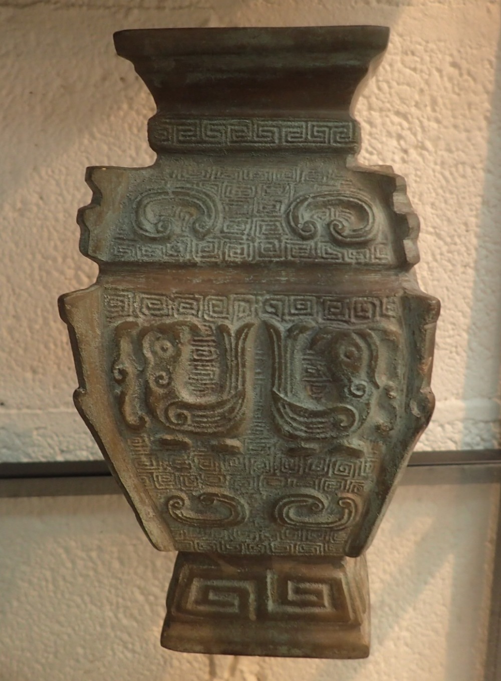 Large bronze Oriental stand decorated with mythical beasts and masks H: 28 cm - Image 2 of 6