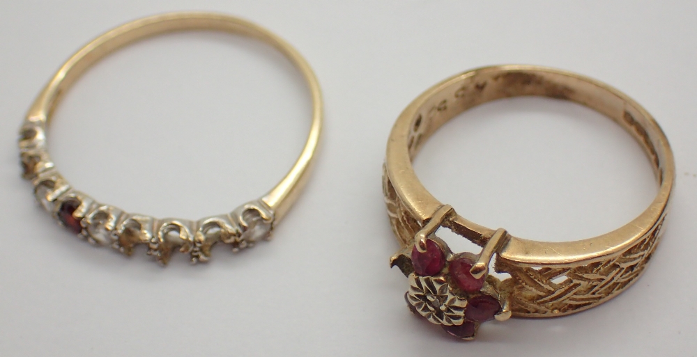 Two 9ct gold rings with stones missing 3.