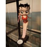 Cast resin Betty Boop figurine on scales H: 30 cm