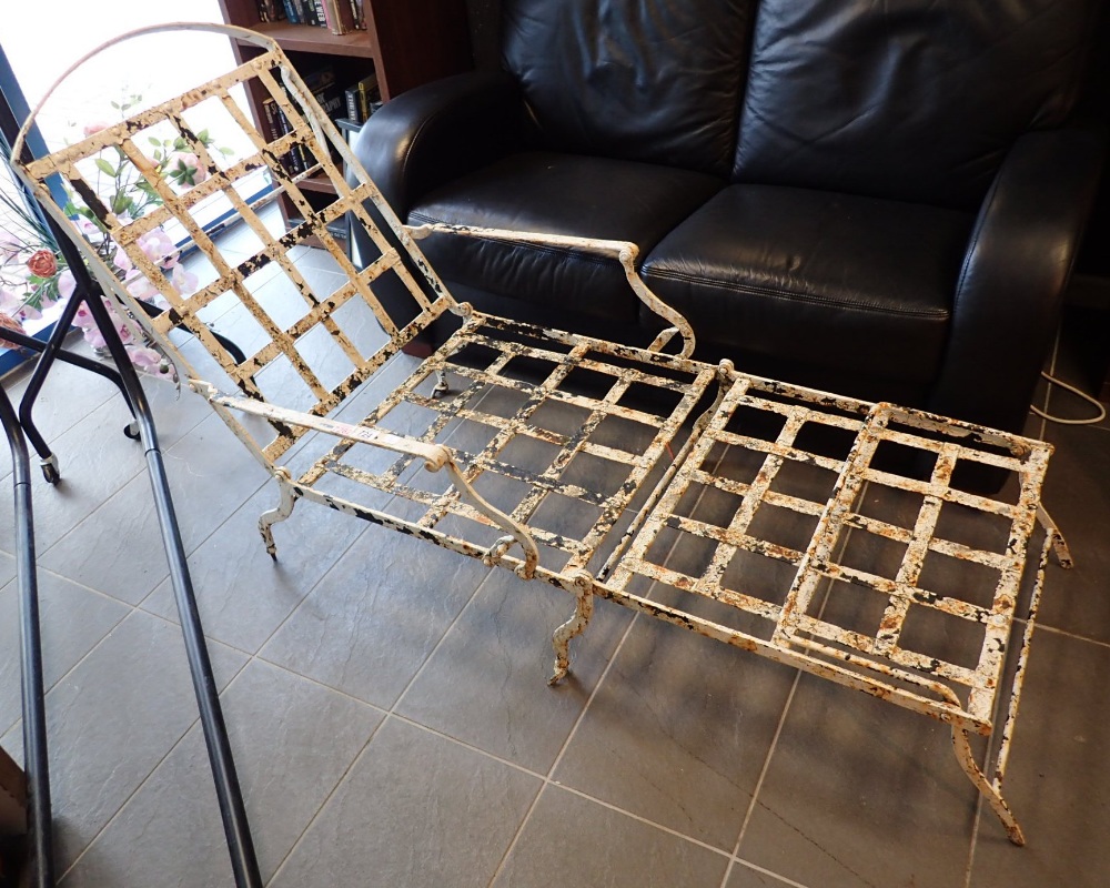 1930s iron folding iron steamer chair CONDITION REPORT: General surface rust and