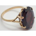 9ct gold garnet ring size Q 4.